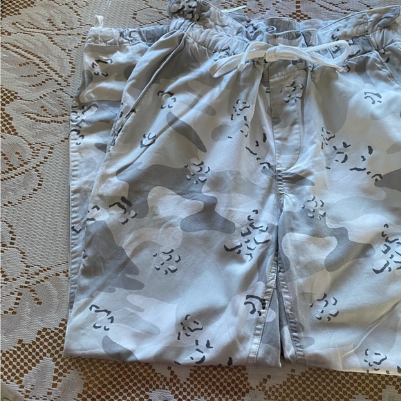 Hollister • Ultra High-Rise Woven Jogger Pants in Grey Camo - Picture 3 of 14